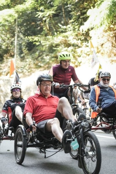 Frank en Dominique in twee gekoppelde trikes samen met Jo in een trike en Marc op een tweewieler