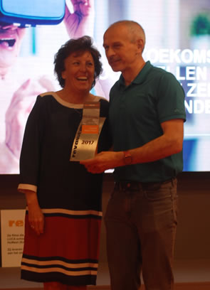 Luc Gielen ontvangt de REVAnueva Award uit handen van Ingrid Lieten