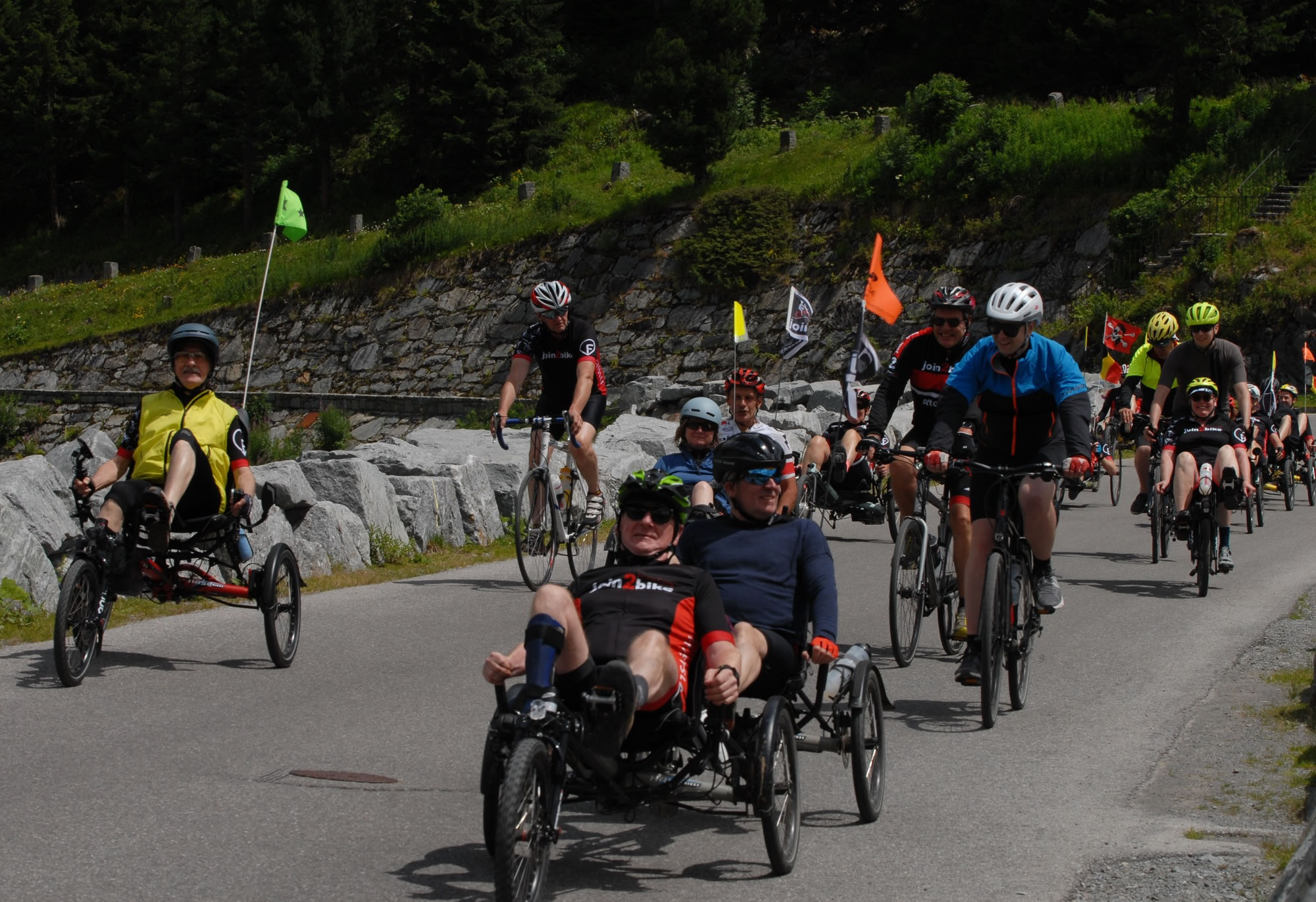 Dappere fietsers in de Oostenrijkse bergen